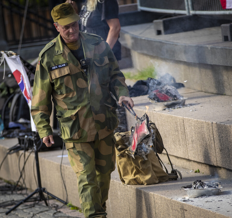 Koranbål bak massive politisperringer