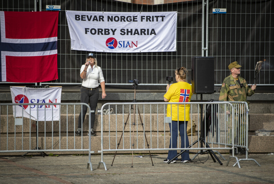 Koranbål bak massive politisperringer