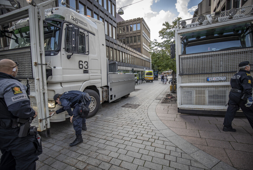 Koranbål bak massive politisperringer