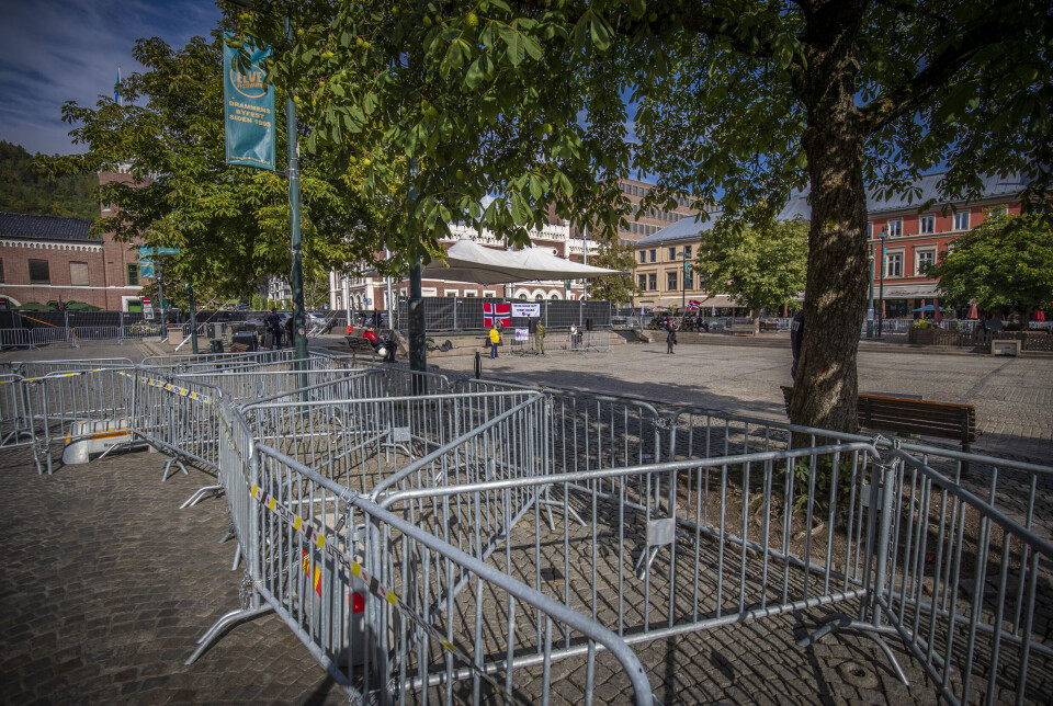Koranbål bak massive politisperringer