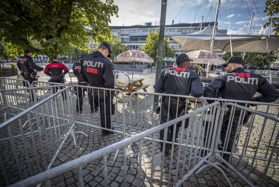 Koranbål bak massive politisperringer