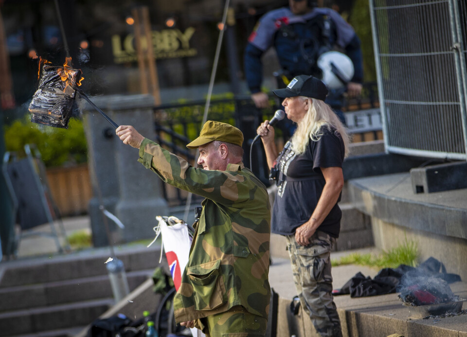 Koranbål bak massive politisperringer