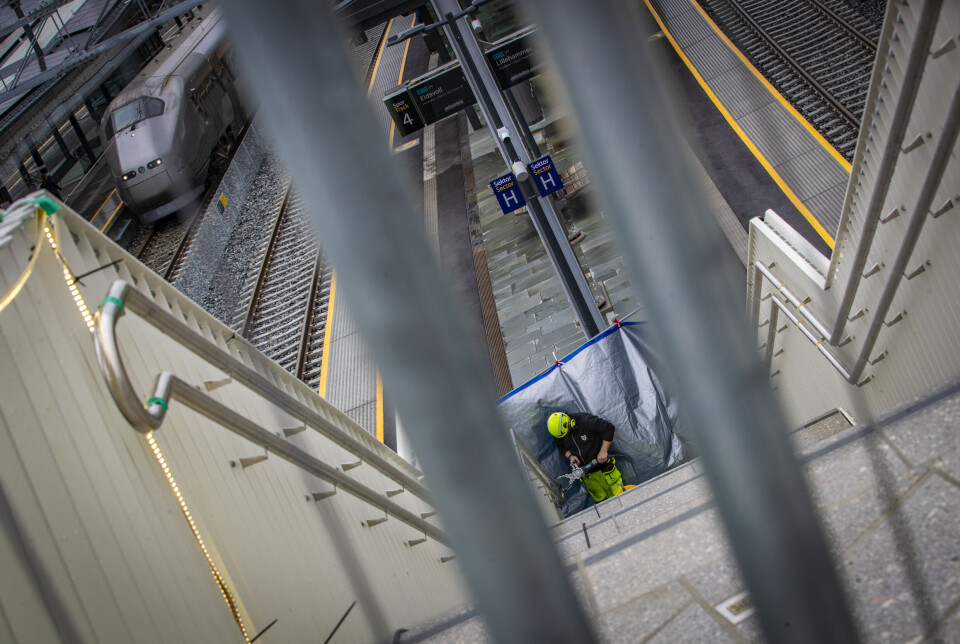 Det er også alle nedgangene til stasjonen med unntak av trappa lengst mot elva.