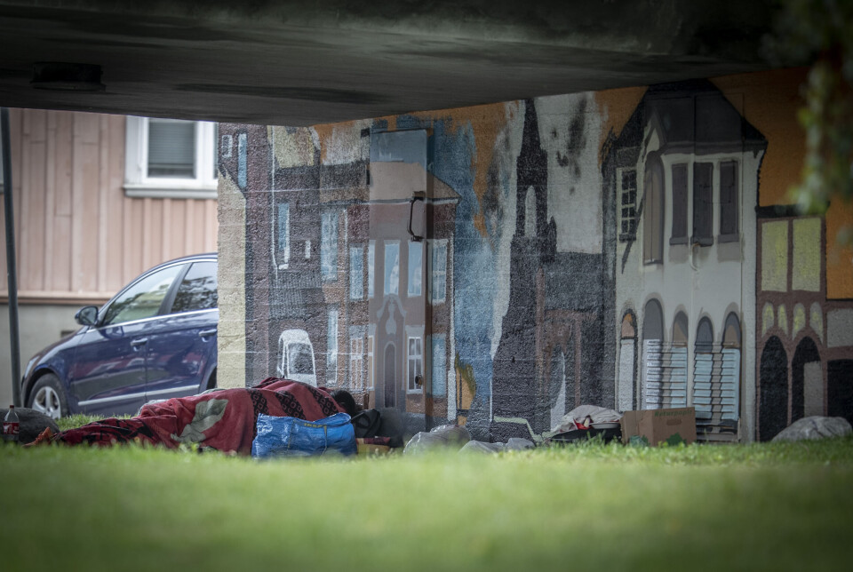 Flere hadde søndag kveld lagt seg for å sove under Strømsøbrua, i tillegg til at flere sover i bilene på stedet. Status er mandag den samme.