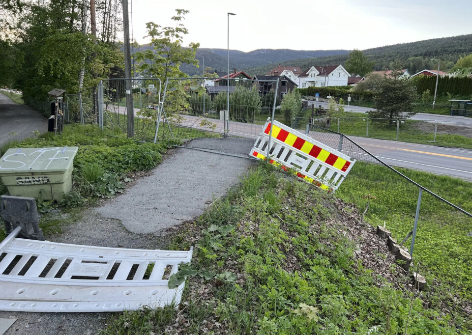 FORTSATT INGEN BRU: Gangbrua som i ugangspunktet skulle på plass i løpet av noen få måneder har nå latt vente på seg i snart to år.