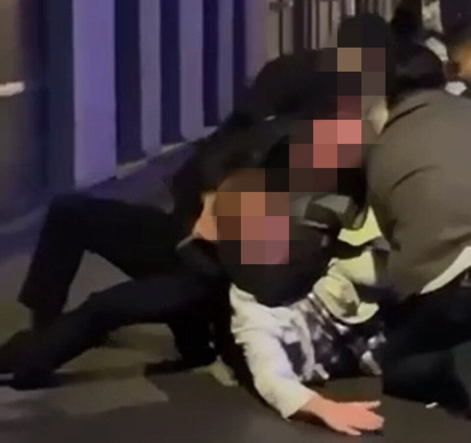 Dørvakt tok halsgrep og sparket person som lå nede: - Fremstår mer brutalt enn det var