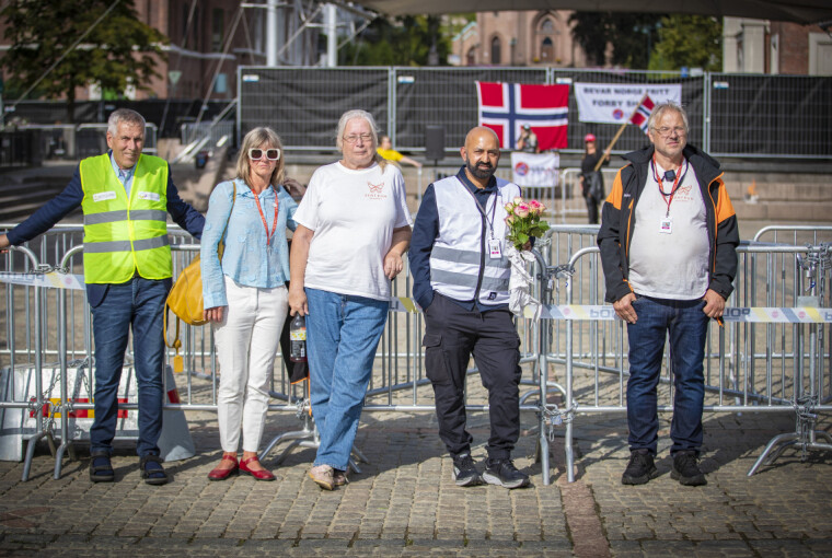 Partiet Sentrum med motmarkering under SIAN-demonstrasjon i Drammen forrige helg. Innsenderen Drammens stortingskandidat Sajid Mukhtar (nr. 2 fra høyre) avklare om det er partiets eller Islams verdier som gjelder