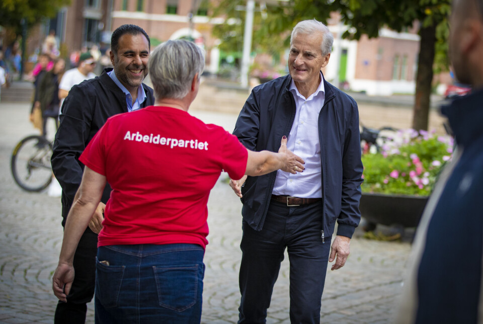 Støre sammen med Masud Gharahkhani hilser på leder av Drammen Arbeiderparti, Tonje Enersen.