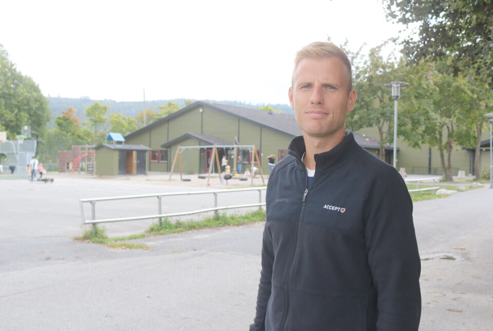 Christian Van Dijk er skremt over farten ungdommene kommer i på elsparkesykkel – også rundt Vestfossen Barneskole og SFO. Han viser til de mange videoene som ungdommene har lagt ut for å skryte av egne «bragder».