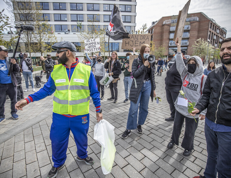 Innleggsforfatter Sajid Mukhtar i gul vest, går ut mot Rød Ungdom Amrit Kaur (til høyre med hettegenser) sine ytringer om Charlie Kirk-drapet.