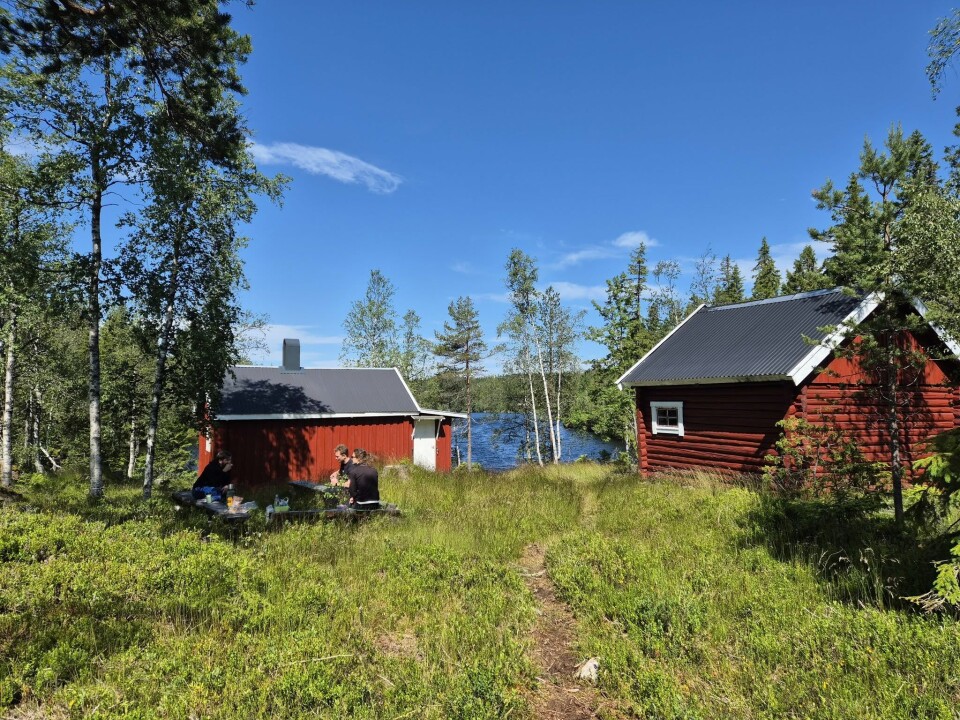 Dagsturhytta Furten ligger idyllisk til ved Ulevann i Finnemarka