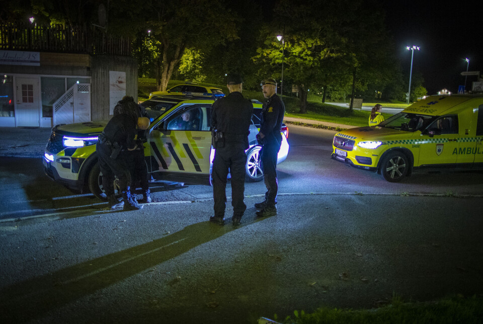 PÅSATT HÅNDJERN: En mann ble påsatt håndjern på stedet med ble etter hvert dimittert.