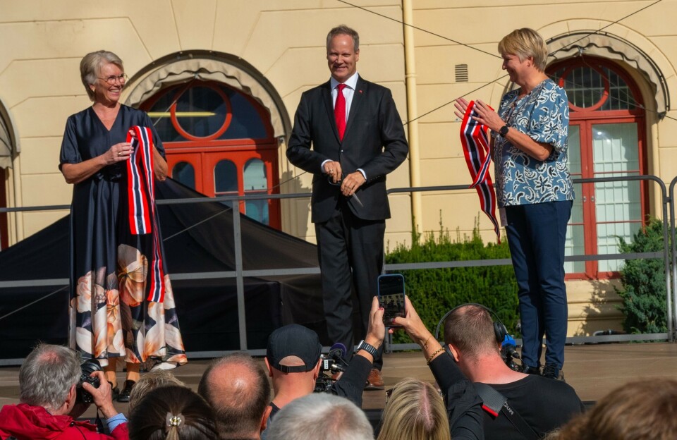 Snoren er klippet for ny Vestfoldbanetunnel og ny stasjon ved samferdselsminister Jon-Ivar Nygård på Strømsø Torg.