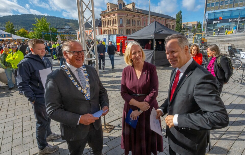 Ordfører Kjell Arne Hermansen i hyggelig tverrpolitsik passiar med samferdselsminster Jon-Ivar Nygård med konsernsjef Agnete Johnsgaard-Lewis i Bane NOR som vitne.
