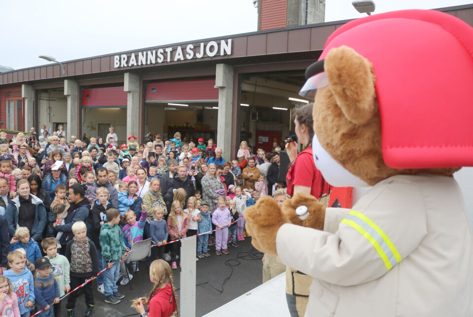 Flere hundre hadde møtt opp for å se Bjørnis på brannstasjonen i Hokksund. Litt høy musikk for små ører og det bør kanskje arrangøren merke seg.