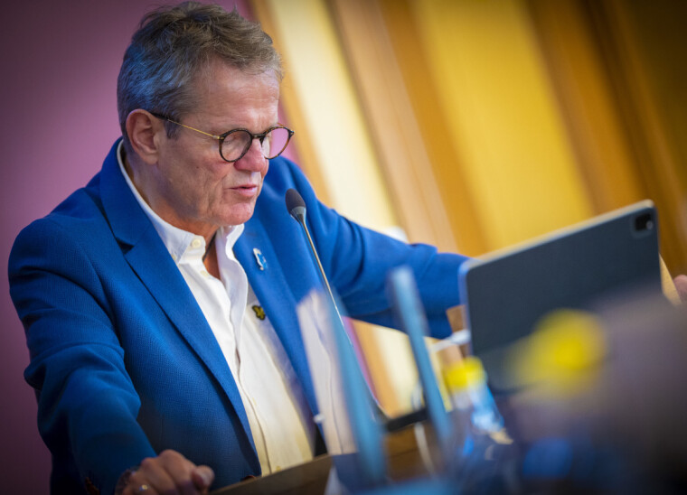 LANGET UT: Fremskrittspartiets gruppeleder Ulf Erik Knudsen kom med en reprimande man sjelden har hørt maken til fra talerstolen i kommunestyret.