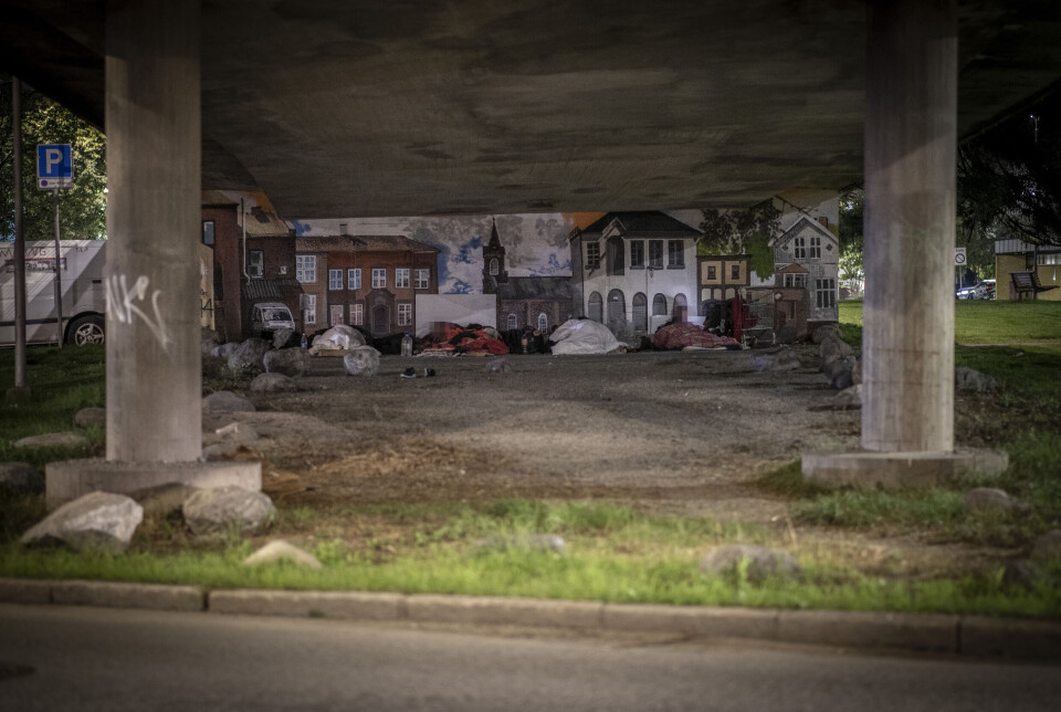 KJENT SYN, MEN ULOVLIG: Seks personer overnattet onsdag kveld i tiggerleiren under Strømsøbrua på Gyldenløves plass - men andre sover i bilene parkert ved siden av. Fremskrittspartiet ønsker forbud etter modell fra Danmark.
