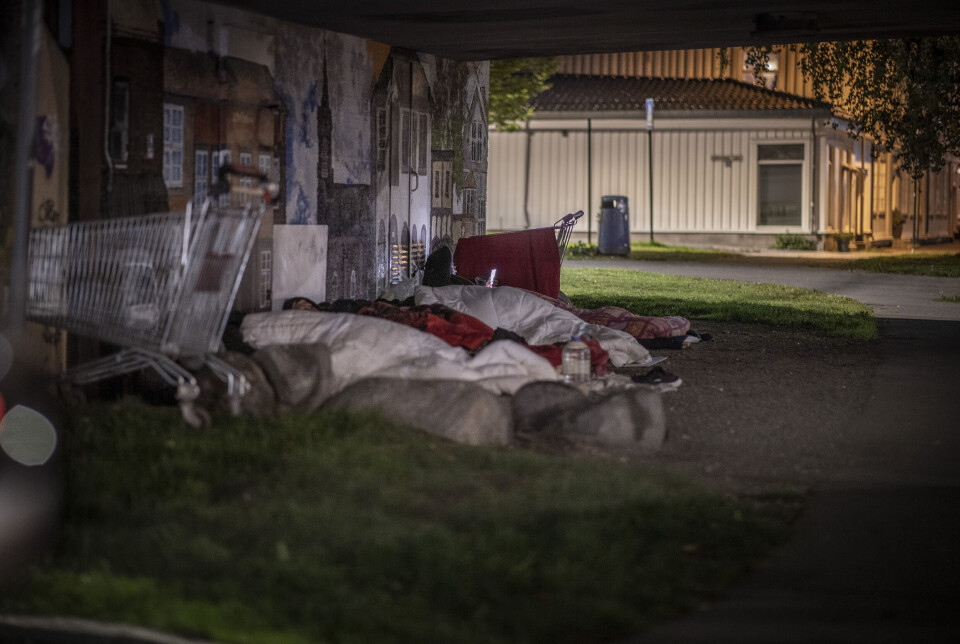 ULOVLIG: Dette foregår daglig i Drammen, hvilket er et brudd på politivedtektene. - Hvis jeg camper i byen blir jeg jaget. Vi må ha like regler for alle. Disse må bøtelegges og utvises, sa Frp's Jon Helgheim.
