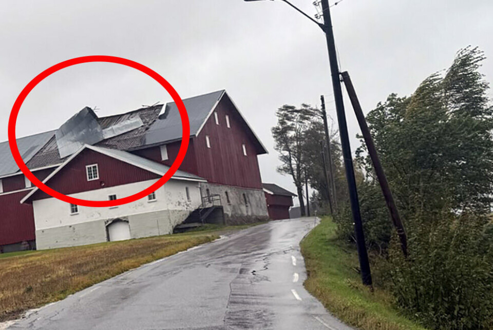 FARE PÅ FERDE: Takplatene er flerret av en låve i Skoger lørdag formiddag