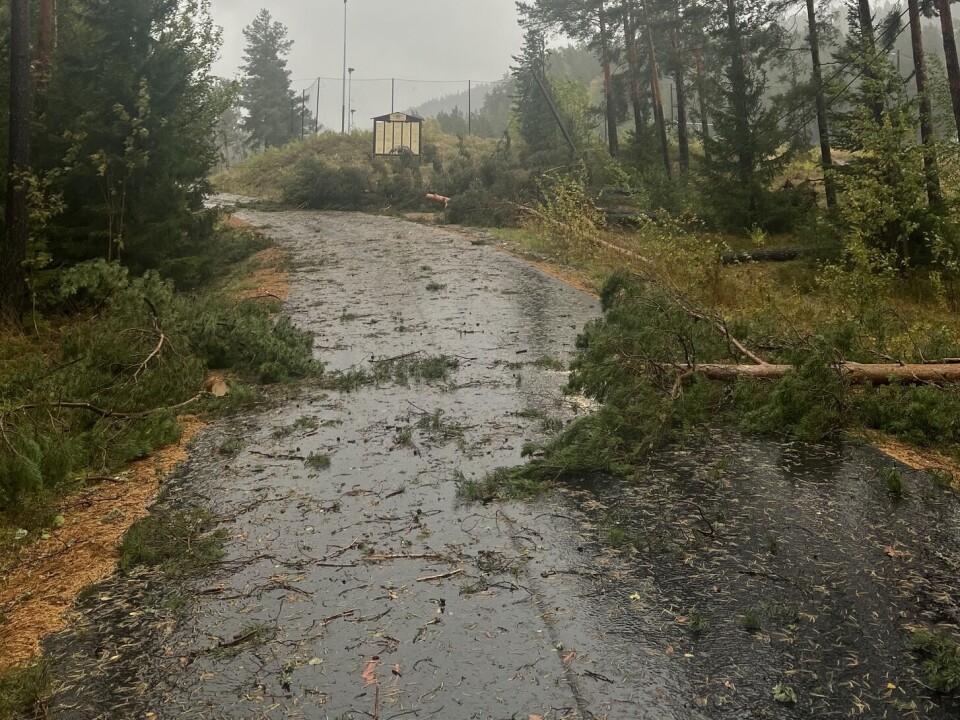MEID NED: Det ser ut som rene krigssonen ved Årbogen i Krokstadelva. Mens oppryddingen pågår, vil Ulevannsveien være stengt fra Nordlysveien .