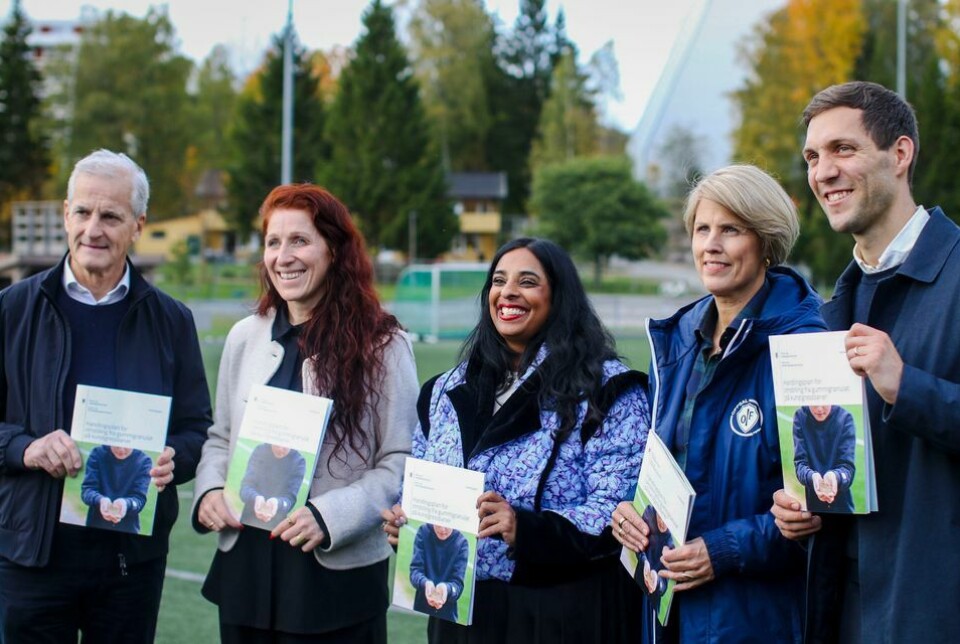 PRESENTERTE KUNSTGRESS-PLANER: Statsminister Jonas Gahr Støre, NFF-president Lise Klaveness, kultur- og likestillingsminister Lubna Jaffery, daglig leder i Handelens Miljøfond Cecilie Lind og klima- og miljøminister Andreas Bjelland Eriksen.