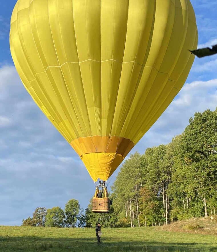 Mari på solotur i ballong - på bakken står instruktør Peter Olsson fra Dalslands ballongklubb