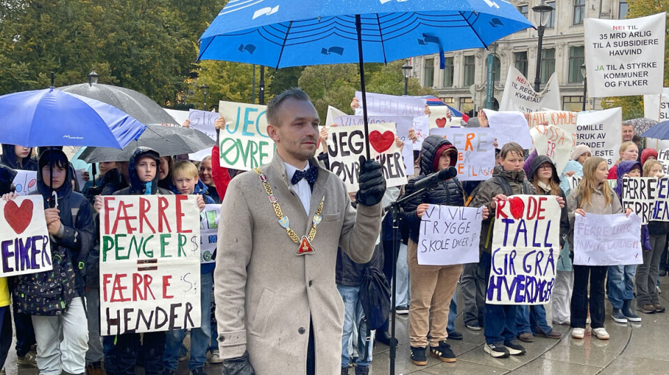Vel 150 hadde samlet seg foran Stortinget tirsdag for å markere sin misnøye med kommuneøkonomien sammen med ordfører Adrian Tollefsen.