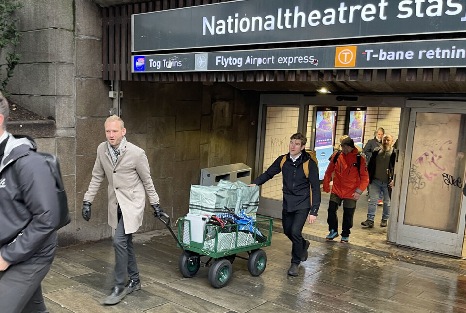 Ordfører Adrian Tollefsen tok selv den tunge børen med å dra alt utstyret fra jernbanen til Stortinget.