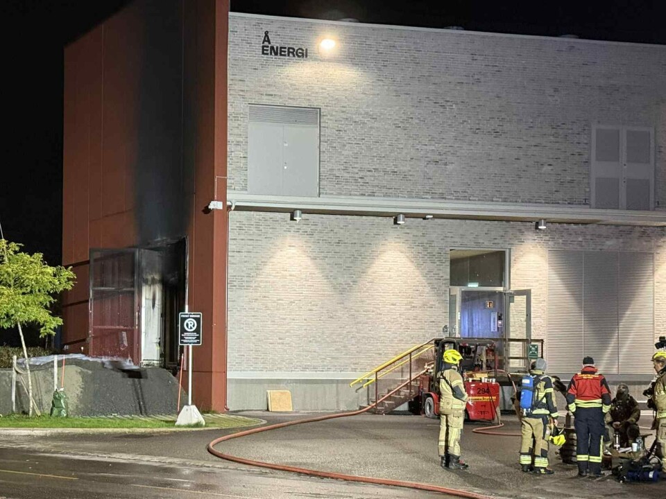 SKADER: Slik så det ut natt til lørdag. Til venstre i bygget er ventilasjonsluken fra battericontaineren det brant ut av. På et tidspunkt stod flammene rett ut av veggen.