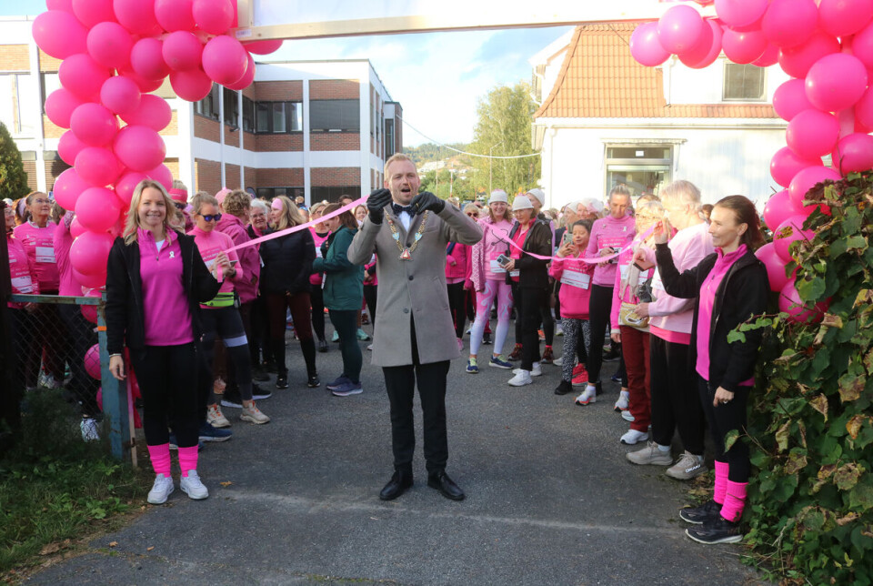 Ordfører Adrian Tollefsen var ikke kledd i rosa men klipte snora gjorde han assistert av Anne Marie (t.v.) og Madeleine Nessøe. Dermed var det bare å sette av gårde for de vel 500 deltakerne.