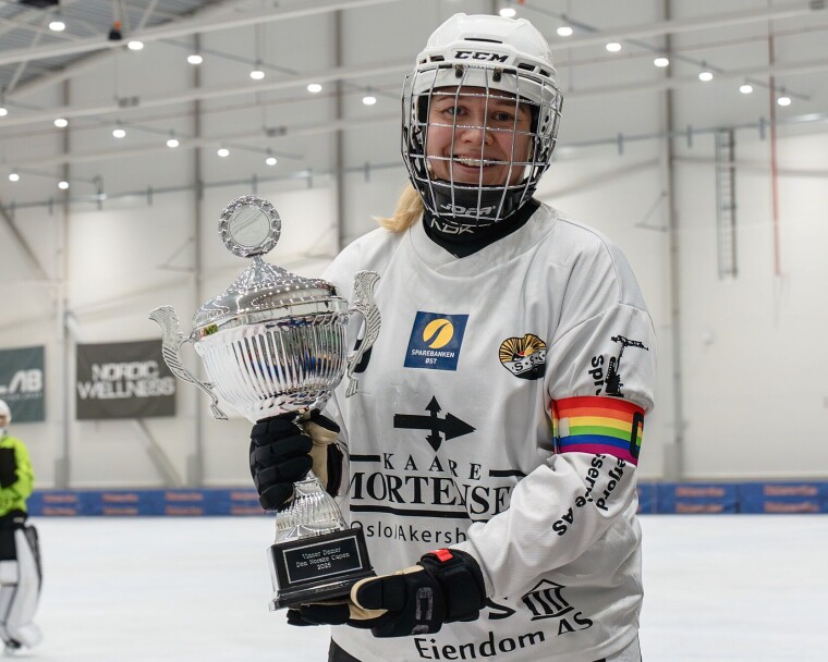 Solberg-kaptein Martine Døhlen Holm med pokalen for seier.