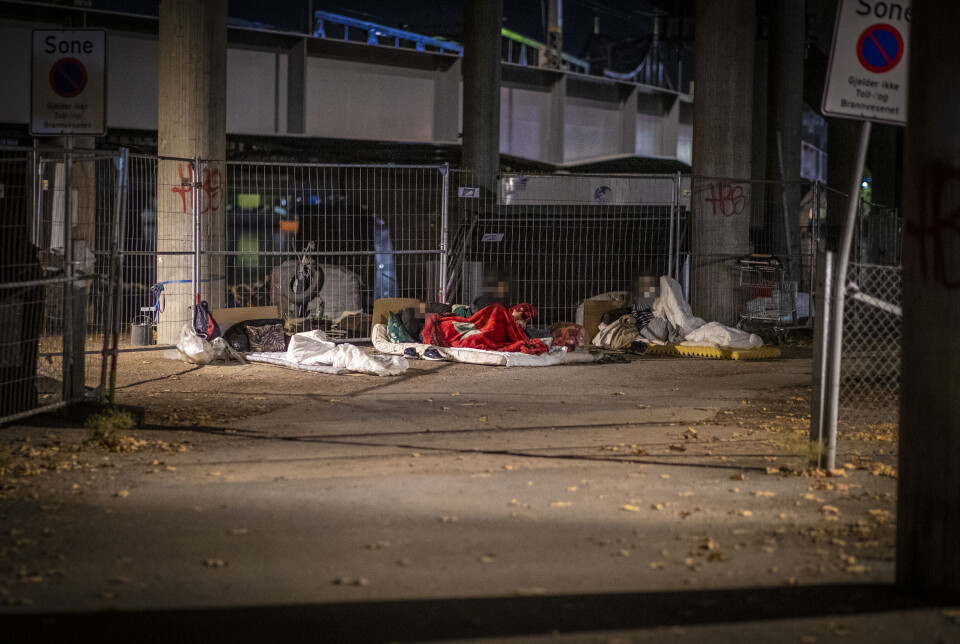 NY LØSNING: Her ved gangveien langs Drammenselva har tiggerne funnet seg ny plassering under Strømsøbrua.