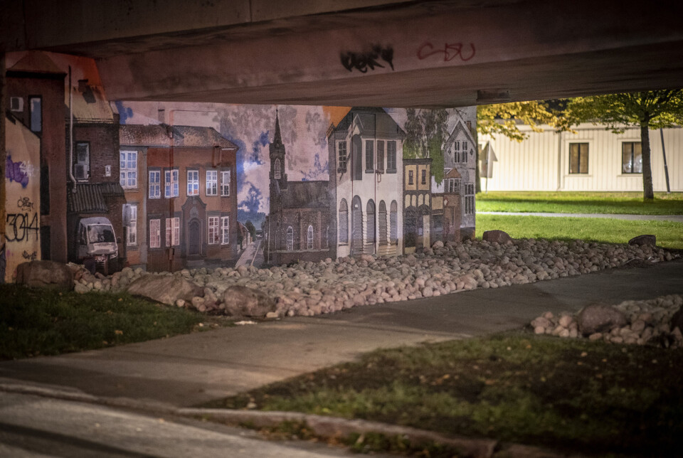 RULLESTEIN: Den forrige plasseringen under Strømsøbrua er nå tom.