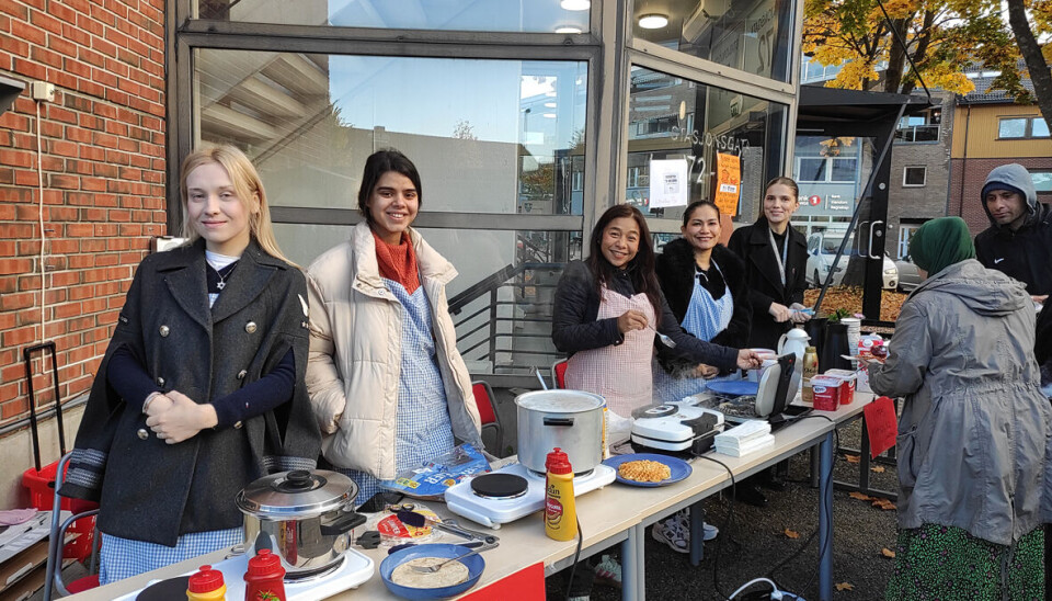 Anna (f.v.) Nadah, Moddy, Siraprn og Florentia tok første skiftet med å selge kaffe og mye annet utenfor Voksenopplæringen i Hokksund.