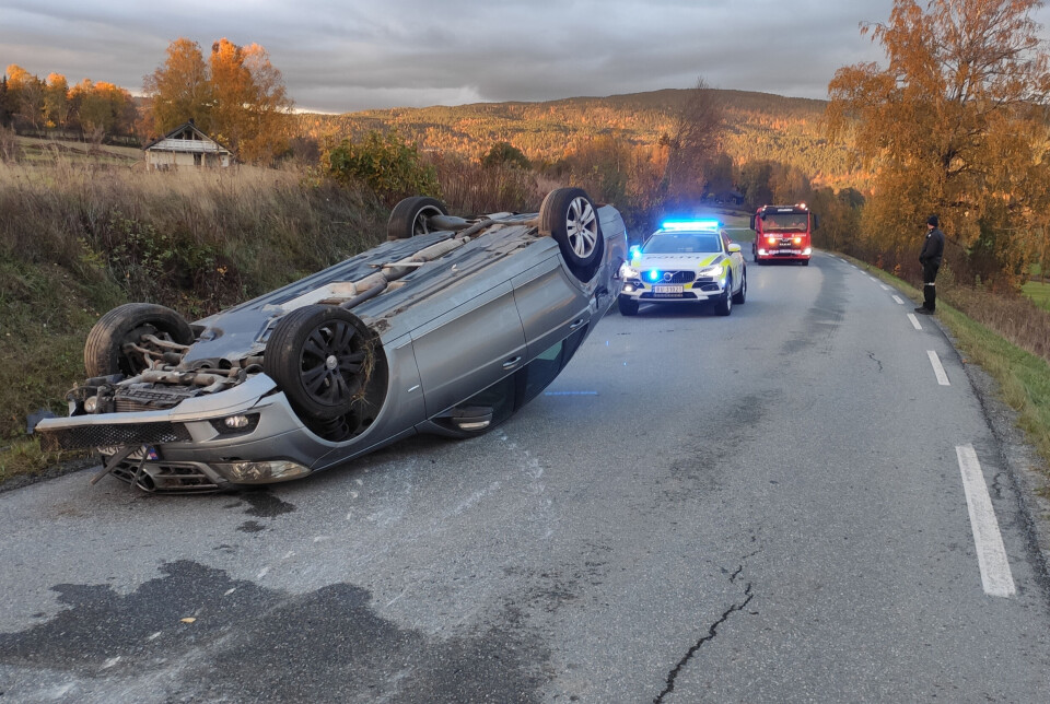 Bilene har trolig kommet utenfor venstrekanten og fått en sladd på bilen som igjen første til at den snurret og landet på taket.