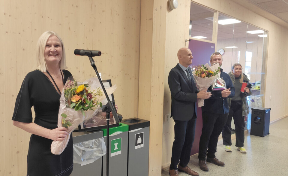 Det vanker både blomster og takketaler ved en slik anledning og rektor Edel Karin Wøien fikk sin del også her.
