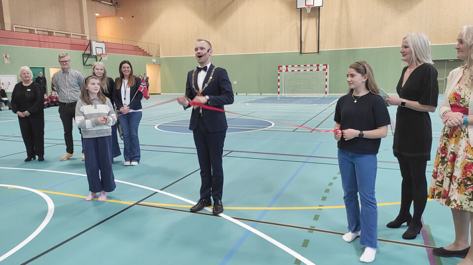 Ordfører Adrian Tollefsen klipper snora sammen med Martine Helseth Kvale (t.v.) og Marta Zarubica – begge 12 år.
