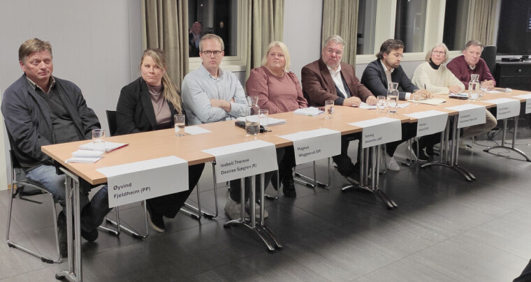 Politikerne var skjønt enige om at prosessen rundt rutekuttet kunne vært bedre og ville jobbe for å stoppe det hele. F.v. ser vi Øyvind Fjeldheim (PP), Isabell Therese Desiree Sjøgren (R), Magnus Weggesrud (SP), Solveig Vestenfor (AP), Morten Wold (FrP), Christopher Amundsen Wand (H), Turid Solberg Thomassen (KrF) og Rune Fortun (V).