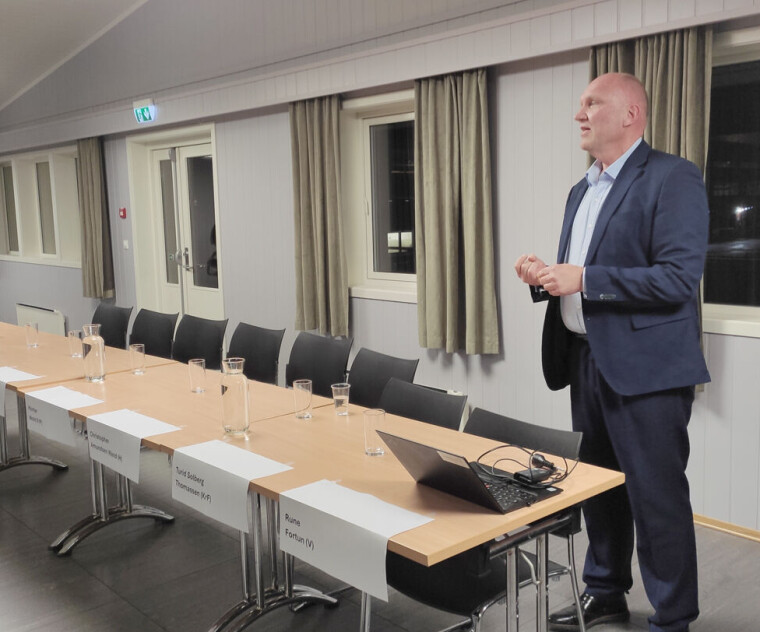 Direktør for kapasitetsstyring i Bane Nor, Jan Harald Dammen måtte forklare hvorfor de måtte legge ned 13 avganger på Steinberg foran vel 100 temmelig frustrerte innbyggene. Men parkeringsproblemene var ikke hans bord så det ville han ikke svare på.