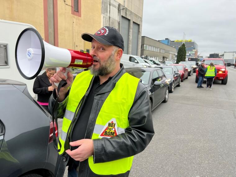 I KJENT STIL: Anders Lunde, mannen bak folkeaksjonen mot bompenger i Drammen, har funnet frem igjen gul vest og ropert og gjentar aksjonene de gjennomførte i Drammen før kommunevalget i 2018.