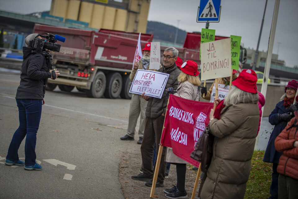 Høy gjennomsnittsalder blant buss-tilhengerne i motdemonstrasjonen.