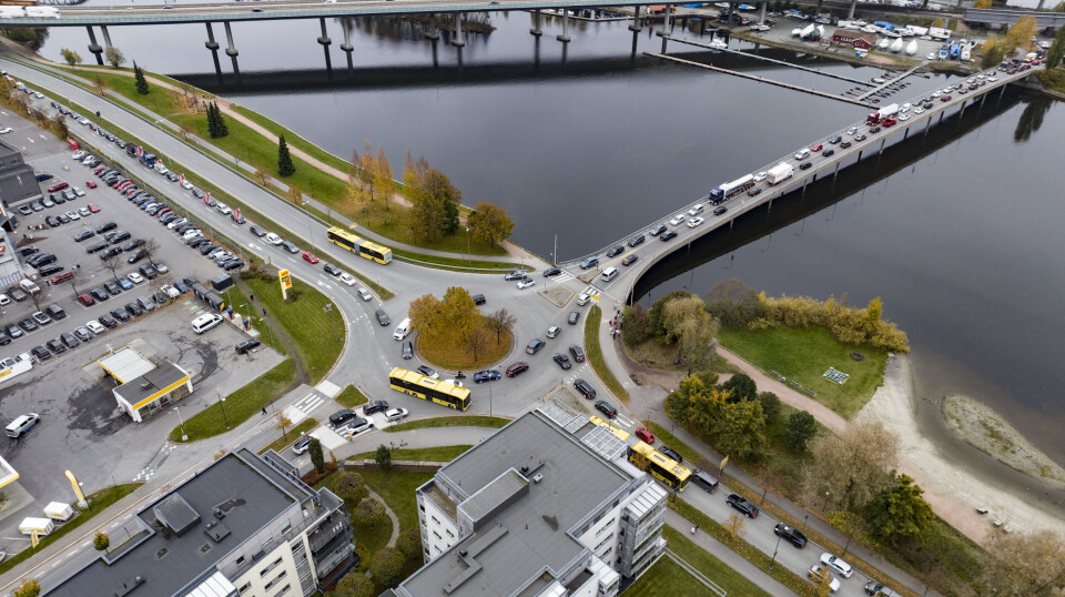 BOM STILLE: Det stod tidvis bom stille i alle retninger rundt rundkjøringa på Brakerøya.