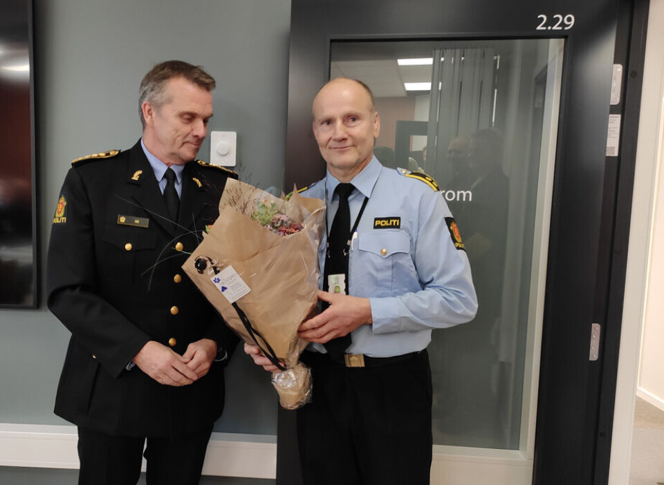 Pål Sørensen har hatt overoppsynet med hele byggeprosessen og fikk i dag blomster av Øyvind Aas og en stor takk for innsatsen.