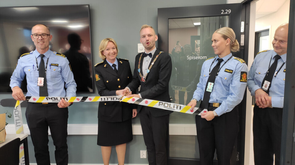 Ordfører Adrian Tollefsen og visepolitimester Kathrine Stein, godt hjulpet av Hans Chr. Johansen og Anniken Kristiansen med Pål Sørensen som ser at det går riktig for seg.