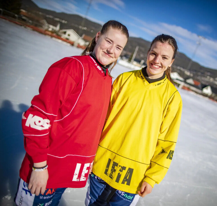 LANDSLAGSTRENING: Ruth Eline Borge og Lene Aamodt fra Drammen Bandy da de begge fortsatt var spillere på landslaget - sistnevnte spiller fortsatt og tok i vår VM-sølv i Sverige.