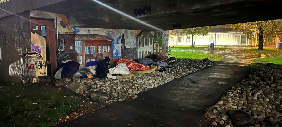Sover på rullesteinene for å unngå regnet: - De som har gjort dette har ikke noe hjerte