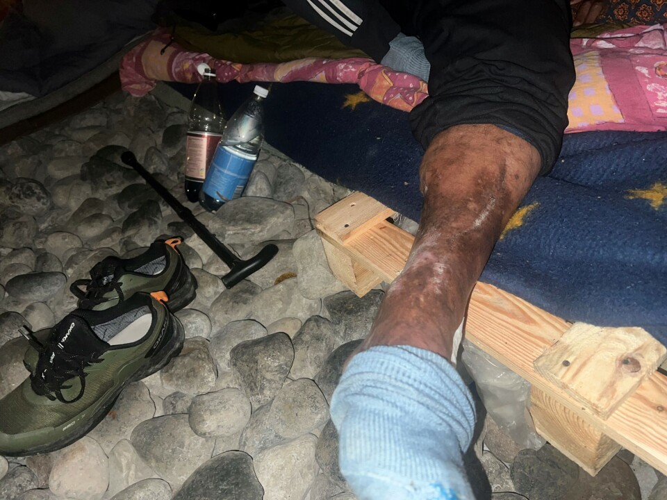 Sover på rullesteinene for å unngå regnet: - De som har gjort dette har ikke noe hjerte