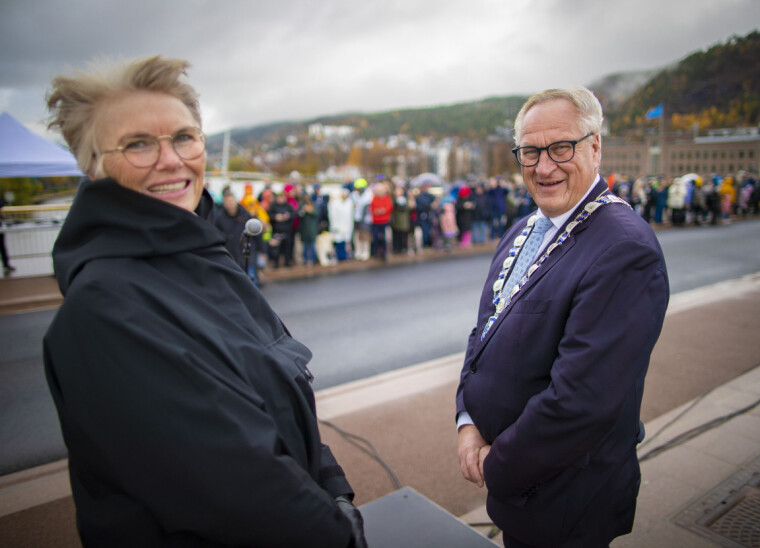 Ordfører i Drammen kommune Kjell Arne Hermansen og prosjektsjef i Bane Nor Hanne Anette Stormo stod for åpningen, da partene har bygget hver sin del av brua.