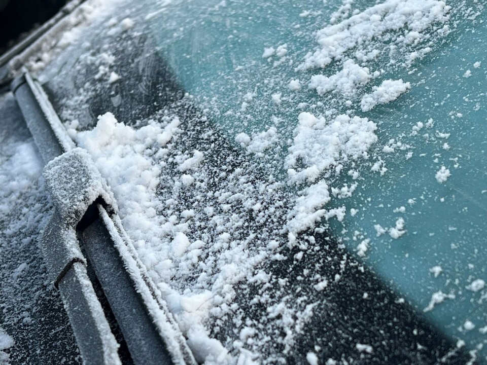 MÅTTE SKRAPE FRONTRUTA: En bil på Konnerud (-3,2 grader onsdag morgen) med det synlige beviset på nattefrost natt til onsdag. Det blir imidlertid lenge til neste gang dette gjentar seg, ifølge meteorologene.
