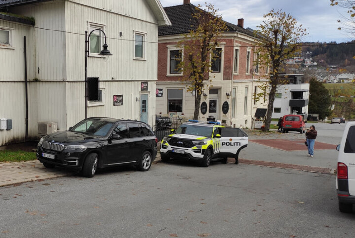 Det skal ha vært seks eller syv politipatruljer som rykket ut til Vestfossen i formiddag – alle plassert strategisk rundt den gamle møbelbutikken.